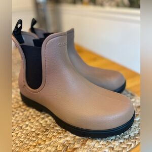 CROCS women’s boots size 10 never worn tan